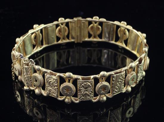 An early 20th century Indian 22ct gold hinged bangle,